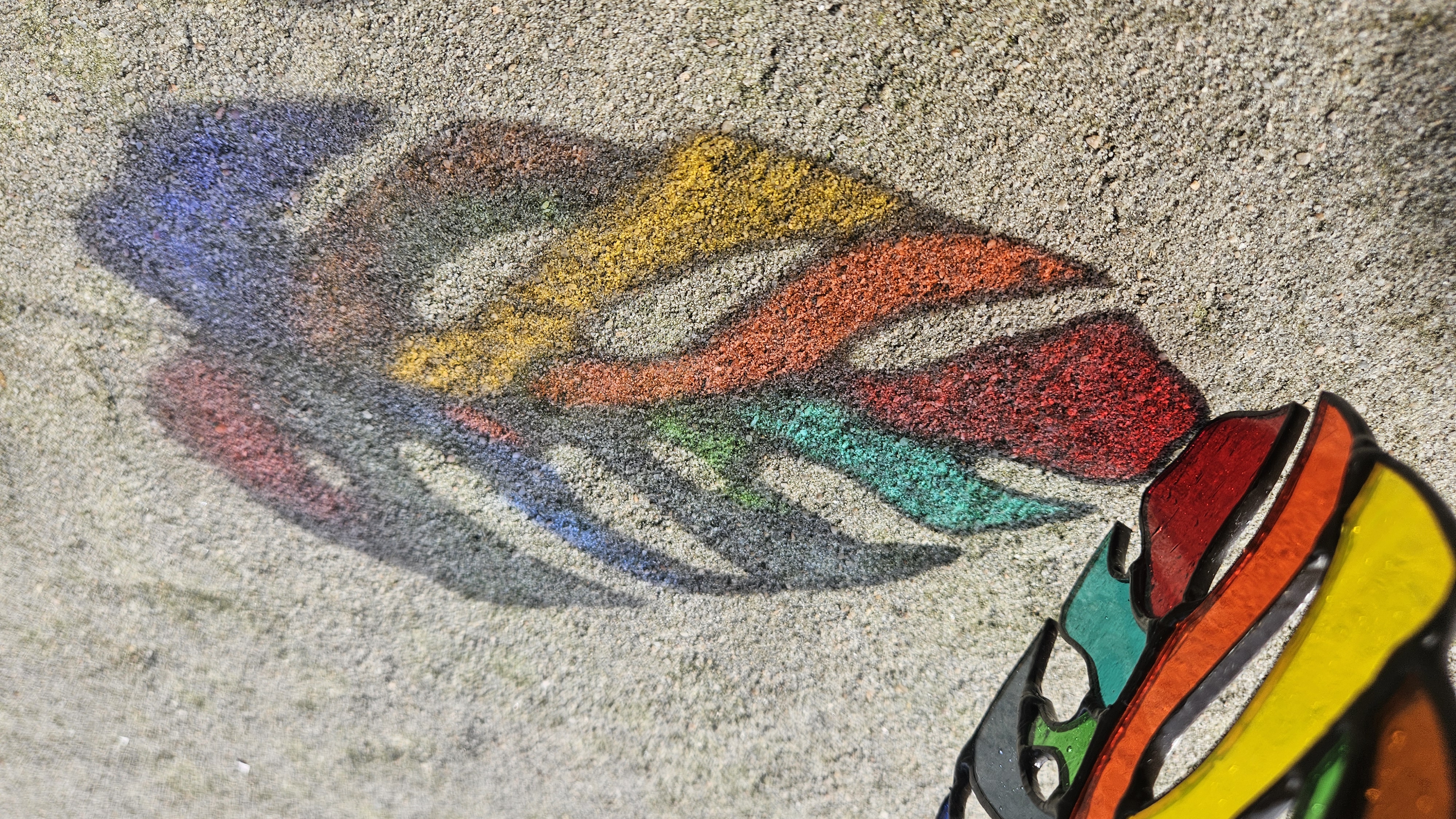 Barevný stín vitrážového skla na betonu